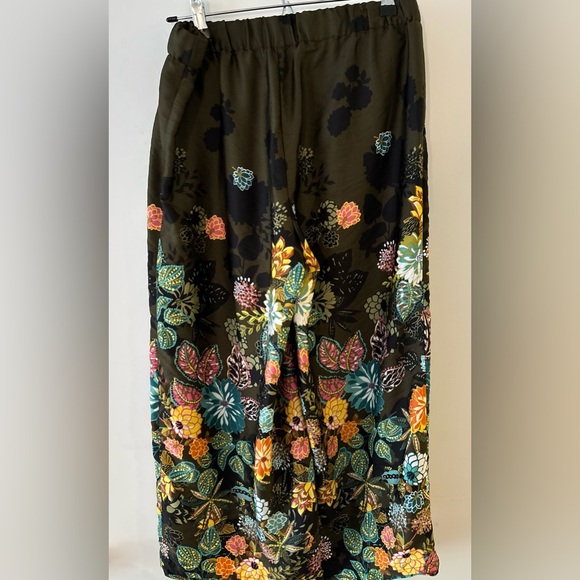 Floral print cropped wide leg pants from the Loft - your new favorite! - Picture 2 of 4